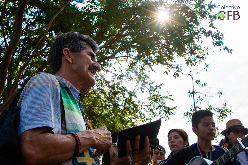 Padre Alberto Franco, liderando la ceremonia de homenaje a las víctimas de Miravalles.